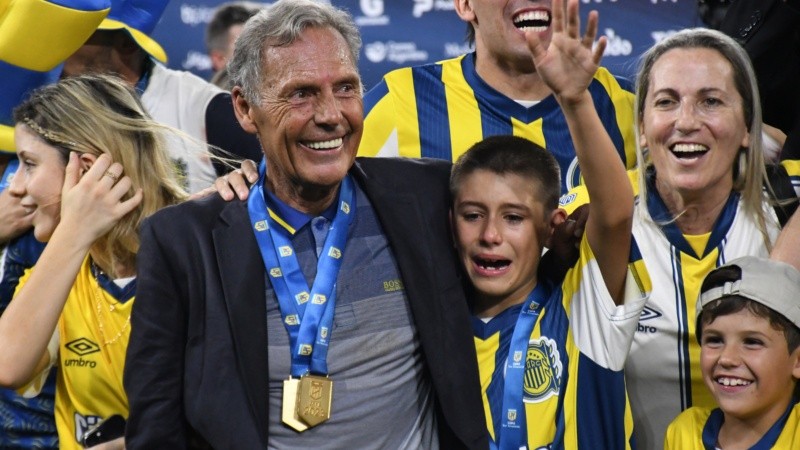 Miguel, los suyos y la sonrisa por un sueño cumplido.