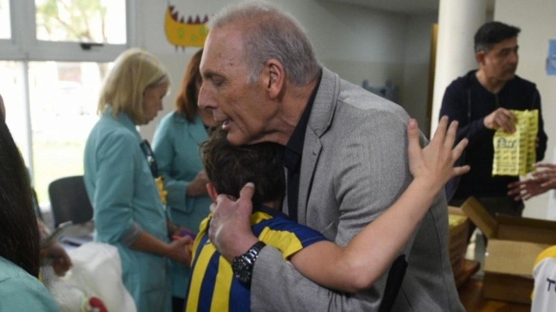 Miguel Ángel Russo en el Hospital Víctor J. Vilela.