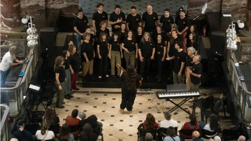 La agrupación coral de música popular es dirigida por Julia Pistono.