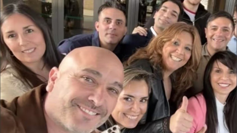 Claudio Cicarelli (en primer plano), en una imagen junto a la diputada Lorena Villaverde (de rosa).