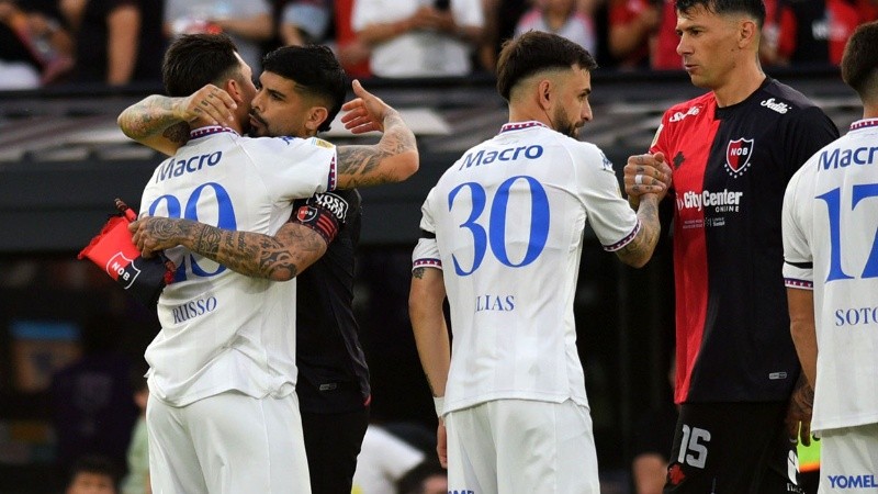 Banega y su saludo con Russo.