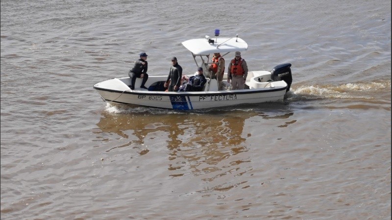 Un dron divisó el cuerpo y la embarcación de Prefectura se acercó para confirmarlo.
