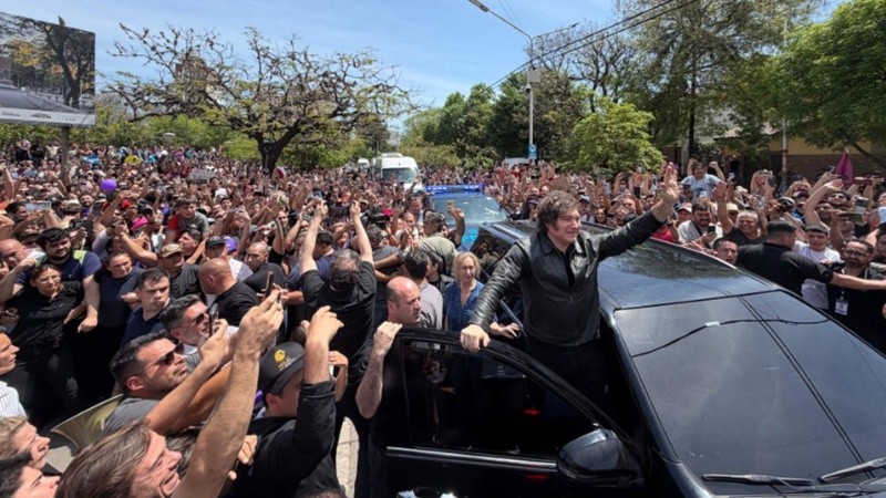 Javier Milei durante su recorrida de campaña en Chaco.