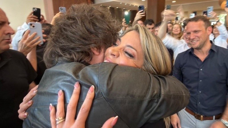 Abrazo con la exvedette Gallardo en Corrientes.