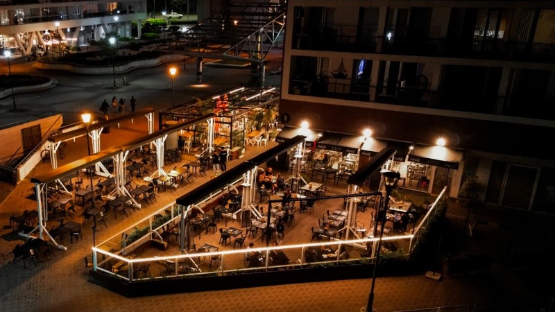 Un lugar pensado para quienes desean degustar y comer deliciosos platos y bebidas mientras disfrutan de una de las vistas más privilegiadas de la ciudad.