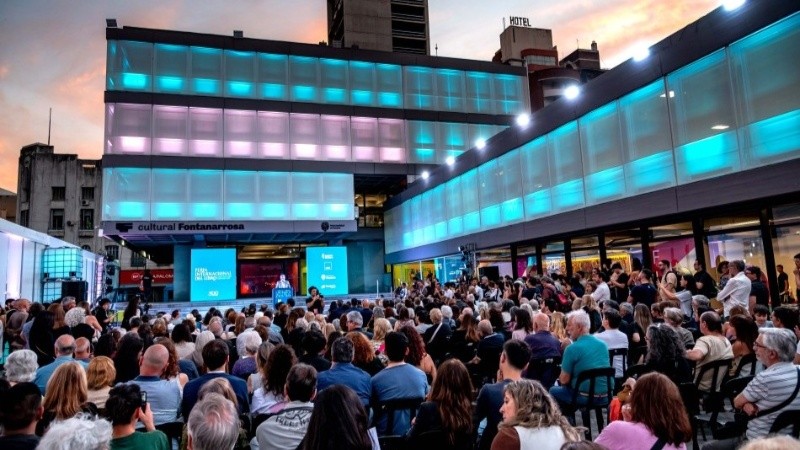 Javkin en el discurso de apertura frente a un renovado edificio.