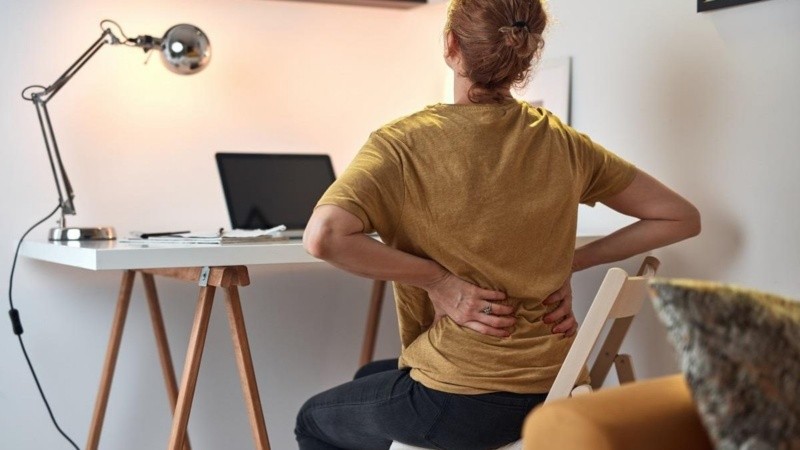 La osteoporosis se caracteriza por debilitar los huesos, volviéndolos frágiles y más propensos a fracturarse incluso con caídas leves.