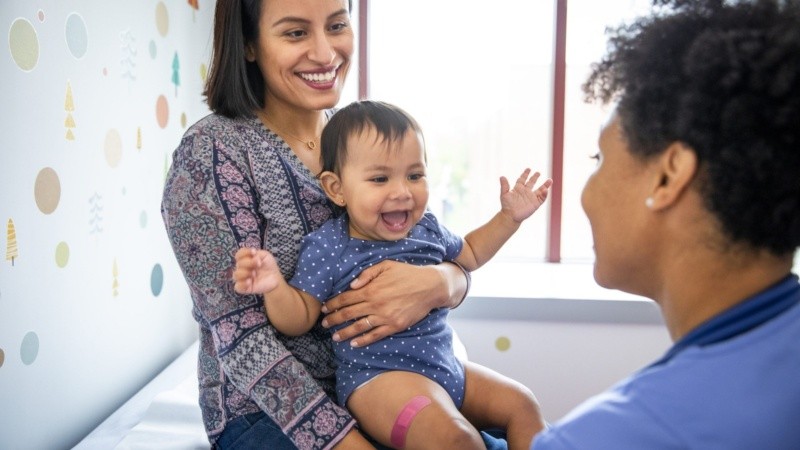 La poliomielitis es una enfermedad viral que ataca el sistema nervioso y puede causar parálisis permanente, principalmente en niños menores de 5 años