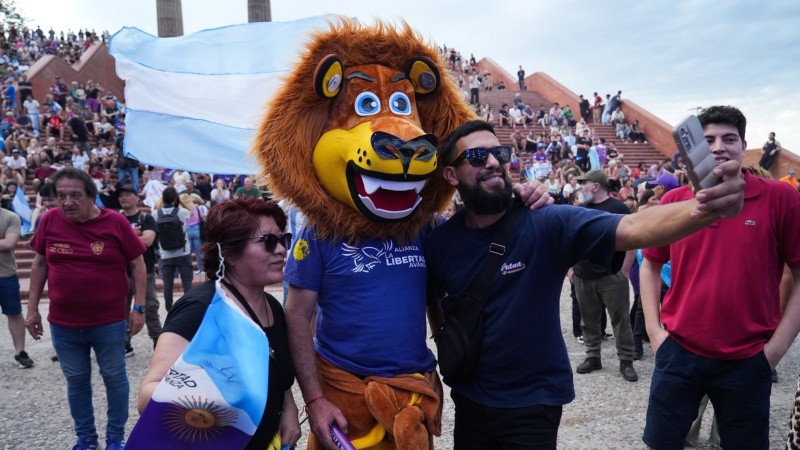 Milei encabezó el acto de cierre de campaña de LLA en Rosario.