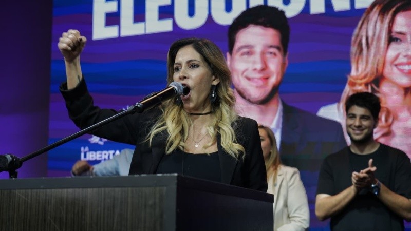 Romina Diez y su festejo en el escenario de La Libertad Avanza