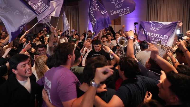 Los festejos de La Libertad Avanza se hicieron sentir en Rosario.