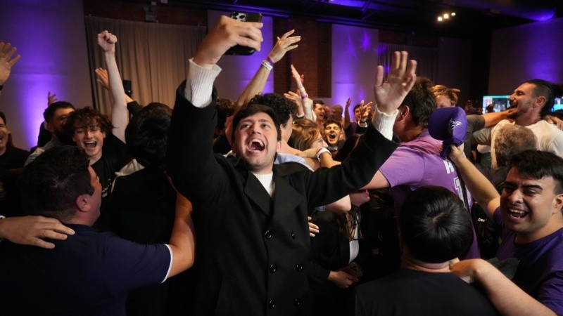 Los festejos de La Libertad Avanza se hicieron sentir en Rosario.