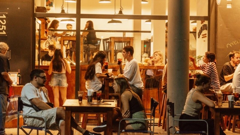 El lugar celebra su primer aniversario este diciembre, consolidándose como una de las vermuterías más elegidas del barrio.