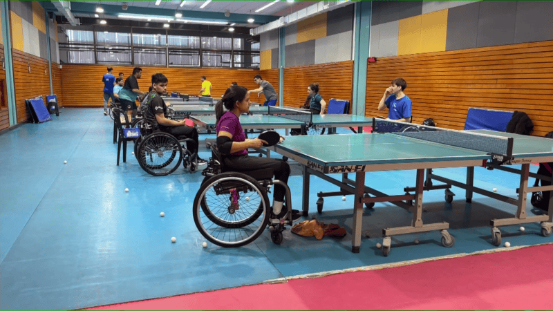 El tenis de mesa paralímpico en acción.