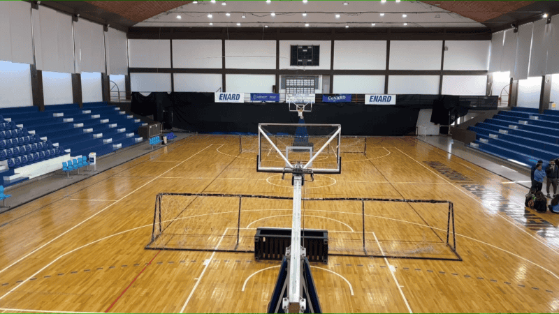 La cancha de básquet que se encuentra en el primer piso de uno de los edificios.