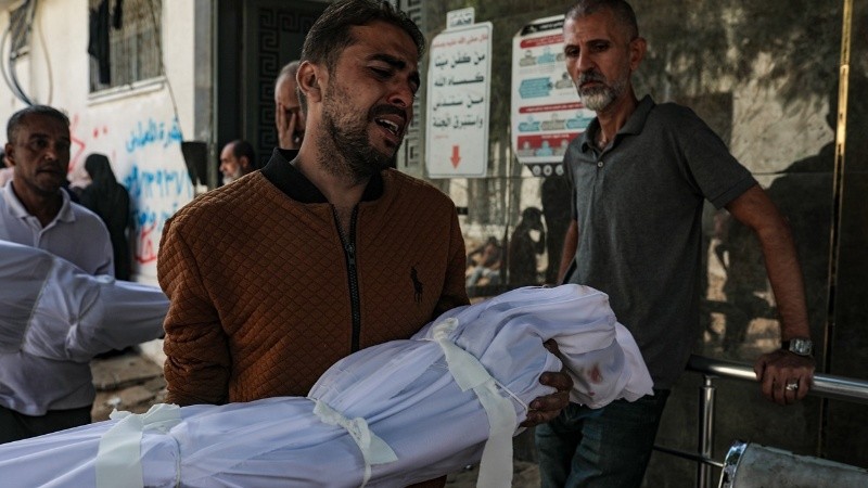 Mahmoud Shakshak (36) con uno de sus dos hijos muertos en el ataque israelí de este martes.