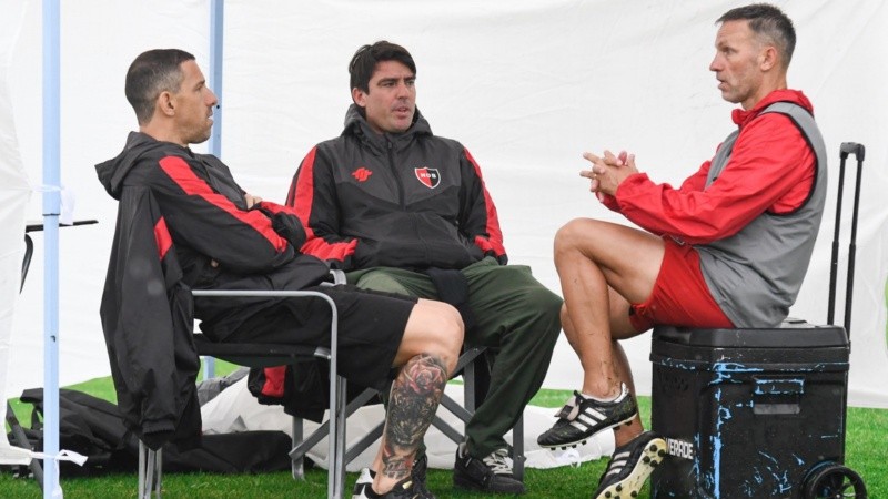 El DT interino de Newell's, Lucas Bernardi, recibiendo la visita de Maxi Rodríguez y Mauro Formica