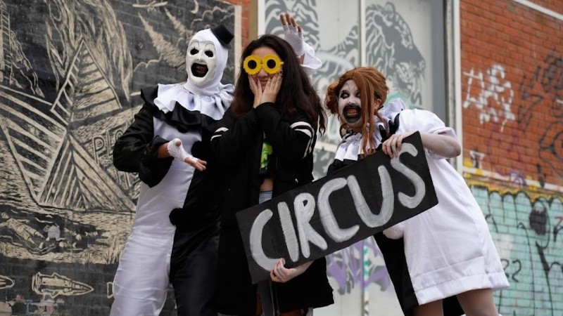 Jóvenes disfrazados en Rosario. Muchos lugares se pliegan a la fecha.