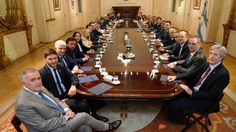 Los gobernadores, incluido Pullaro, en la Casa Rosada.