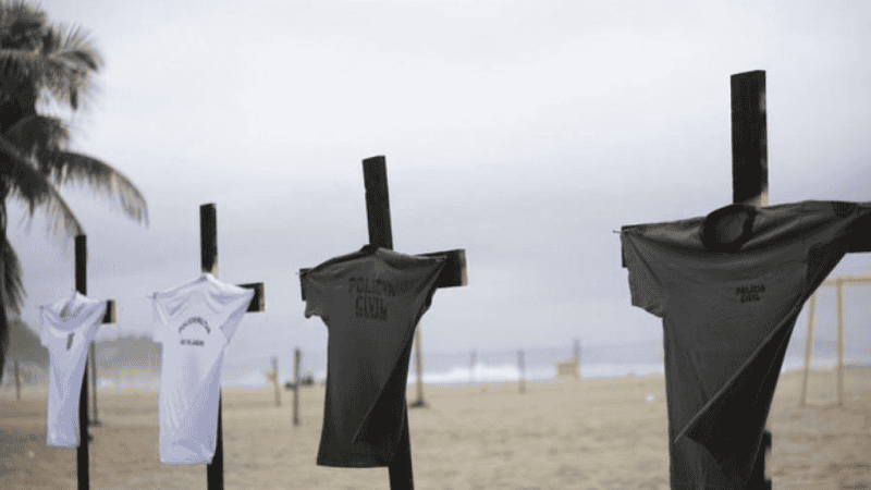 Desde la organización a cargo de la iniciativa explicaron que el objetivo del tributo fue “honrar a quienes dieron su vida cumpliendo su deber”.