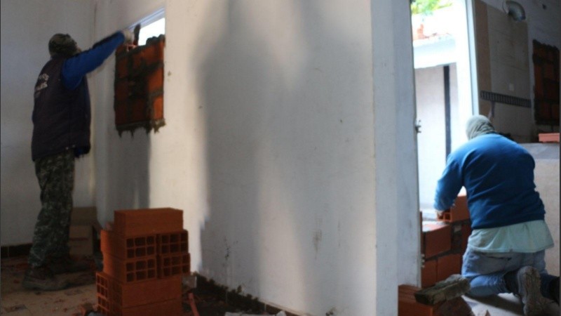 Albañiles con la cara tapada trabajando en Solís 3127.