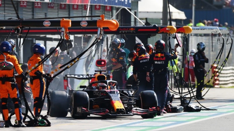  La regla de dos paradas obligatorias sería un incentivo para que los pilotos exigan al máximo los autos.