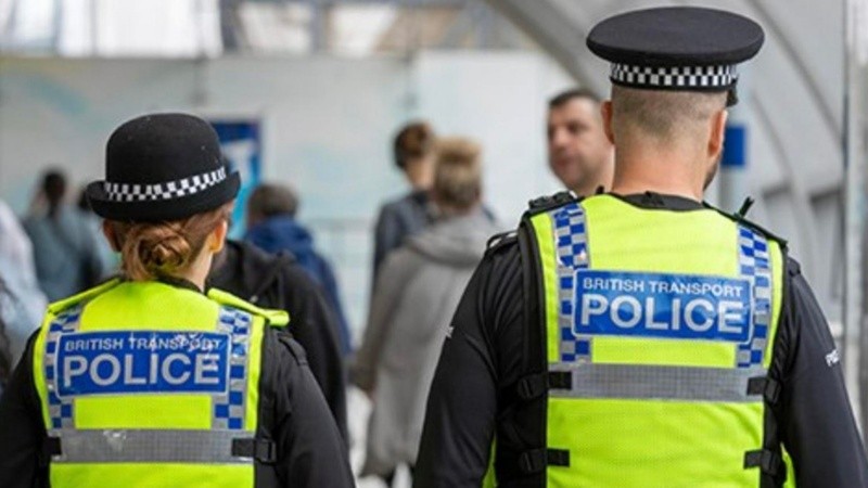 Londres investiga el apuñalamiento en un tren, con heridos críticos.