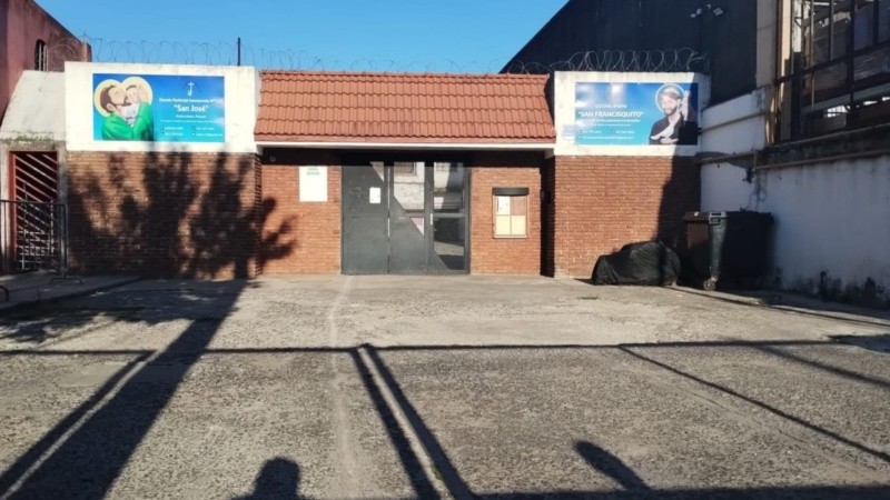 El ingreso a la escuela que sufrió reiterados robos en la última semana y media.