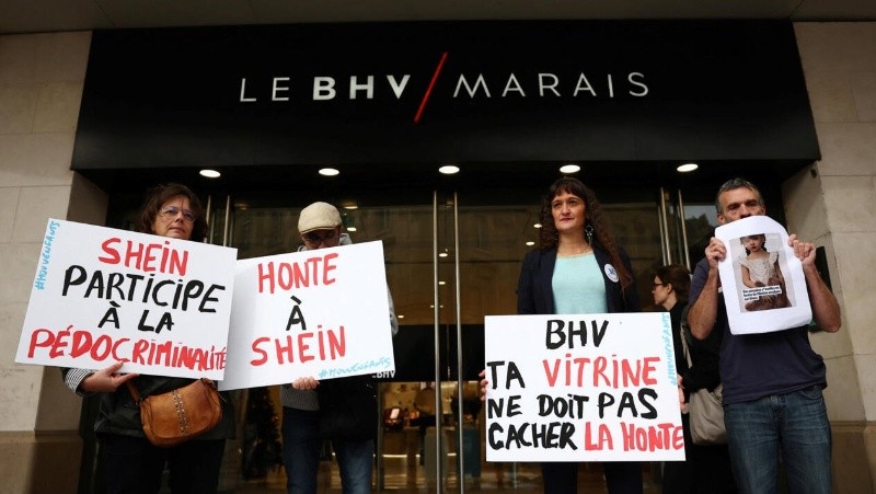 Manifestantes rechazaron el desembarco de Shein con una tienda física en la capital francesa.