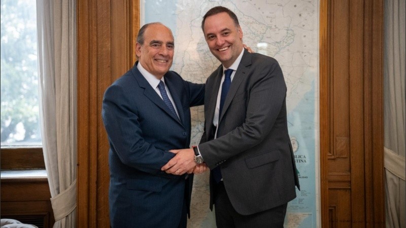 El jefe de Gabinete saliente y el entrante se reunieron en la residencia de Olivos.