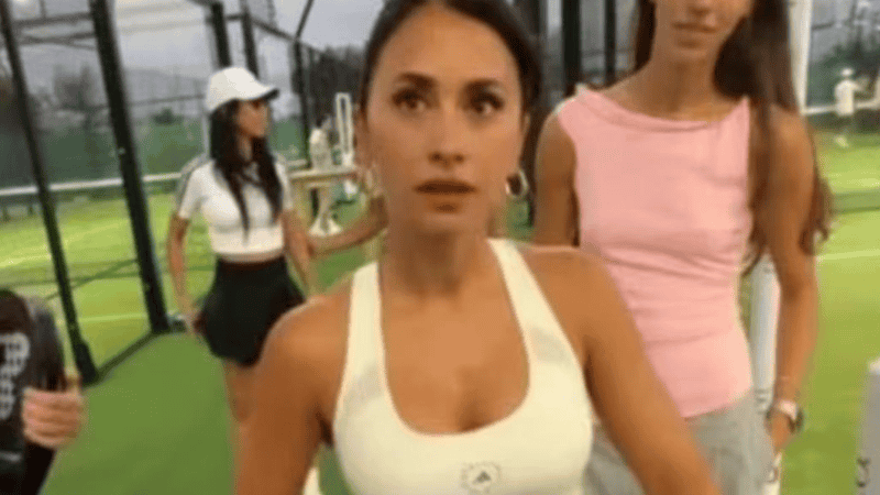  video del momento, en el que Antonela reaccionó con sorpresa y una sonrisa, superó las 61 mil reproducciones y desató una ola de comentarios en redes.