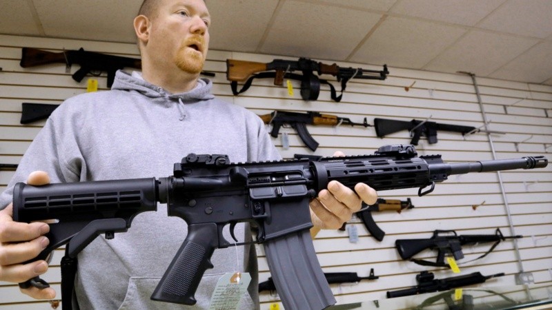 El fusil de asalto AR-15 es una de las armas que dejan de estar prohibidas para los civiles en Argentina..