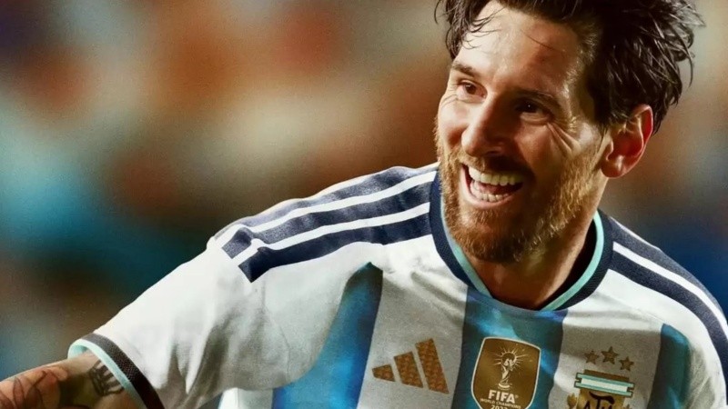 Messi con el nuevo modelo de camiseta para el Mundial.