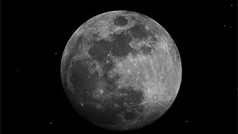 La falta de atmósfera de la Luna la convierte en un objetivo vulnerable a los impactos de meteoritos.