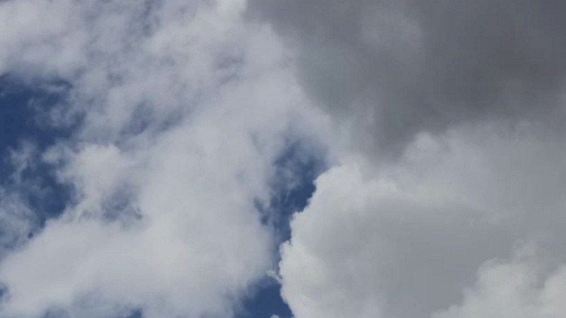Los truenos irrupieron en la tarde, con el cielo cubierto parcialmente de nubes.