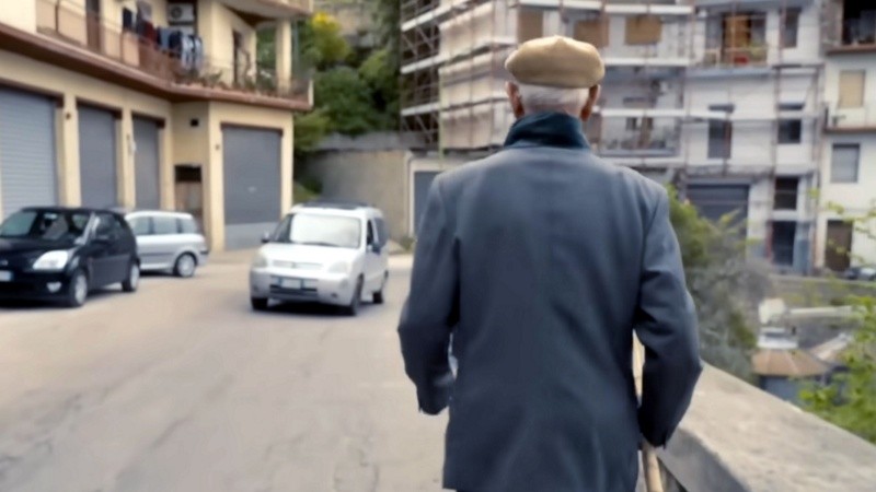 Un hombre centenario caminando en el pueblo de Villagrande Strisaili, en Cerdeña.