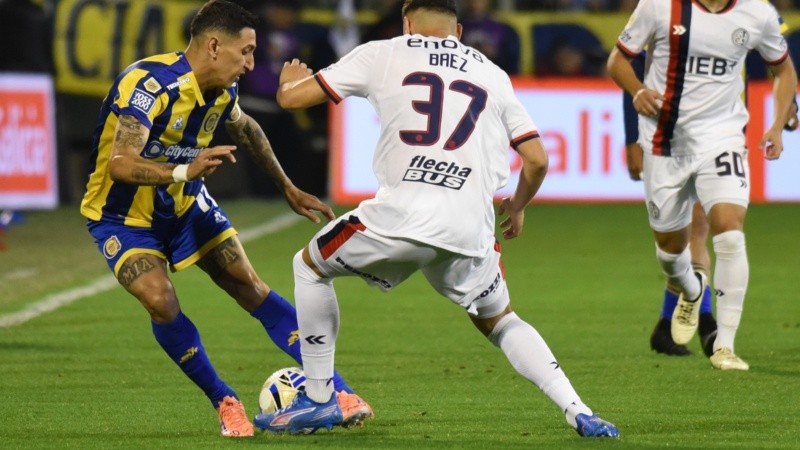 Di María en acción durante el primer tiempo del duelo entre Central y San Lorenzo en Rosario.