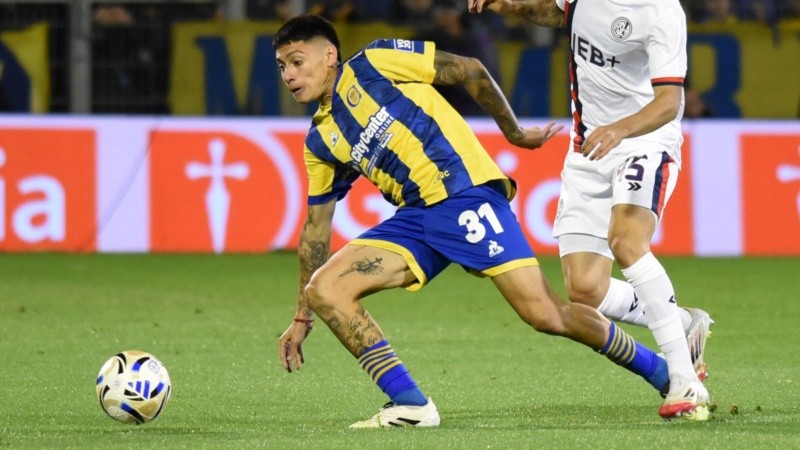 Navarro reemplazó a Ibarra en el mediocampo canalla.