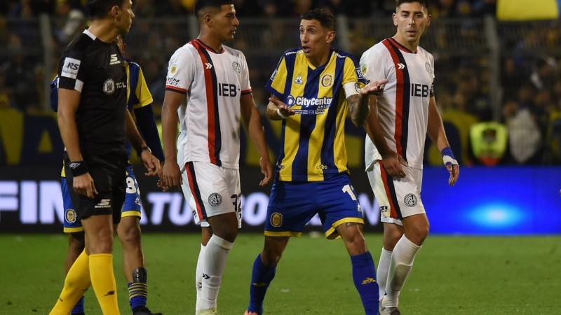 Di María le reclama a Tello por el gol anulado al paraguayo Giménez.