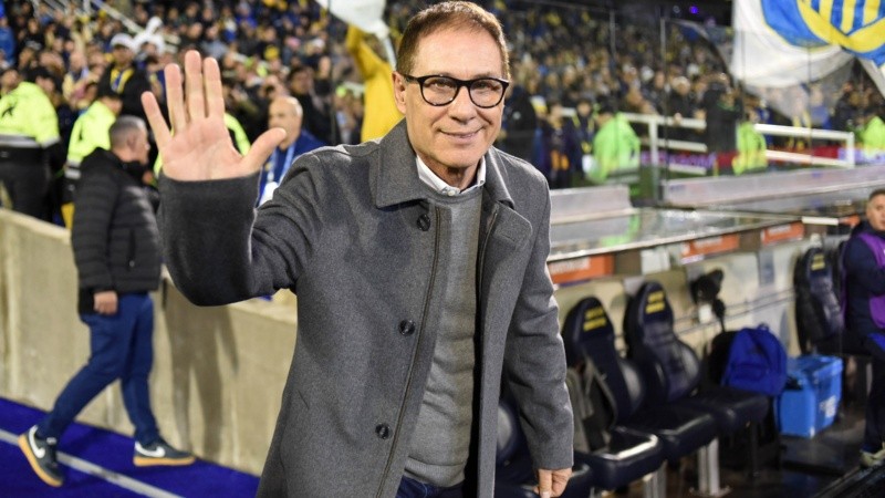 Holan al salir al campo de juego este viernes en el Gigante.