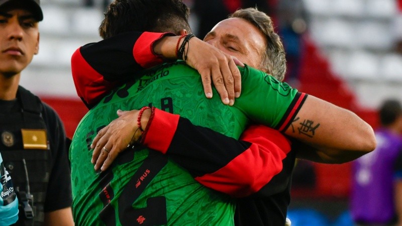 El abrazod de Bernardi con el arquero Lucas Hoyos después de la victoria.