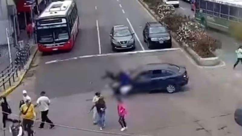 Tres mujeres mayores fueron atropelladas por un conductor que manejaba en ojotas y perdió el control mientras cruzaba una avenida.