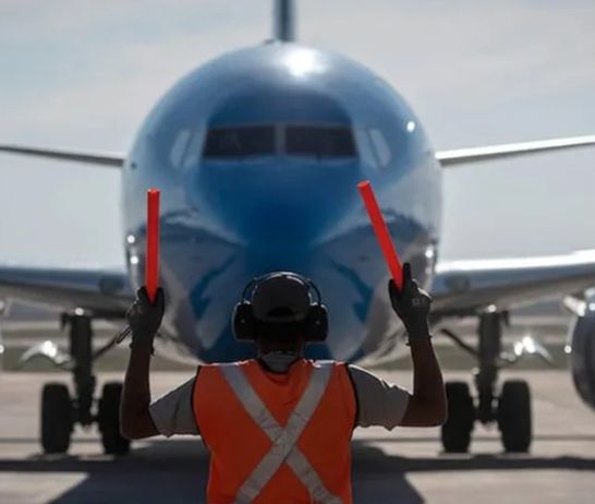 Controladores aéreos convocaron un plenario para definir si endurecen medidas de fuerza en la previa al fin de semana largo.