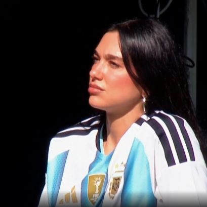 Dua Lipa dijo presente en el Superclásico de la Bombonera