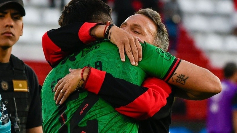 El abrazo del alivio entre Bernardi y Espínola el sábado.