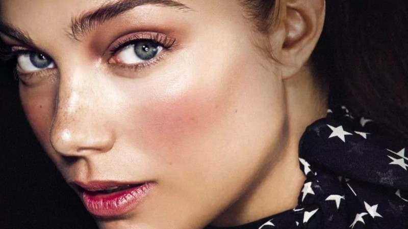 Mejillas frías, labios mordidos y cejas húmedas son las claves del look más cool.