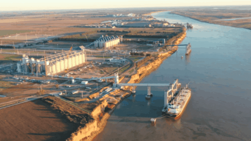 La hidrovía es la principal ruta de salida de la agroexportacion argentina