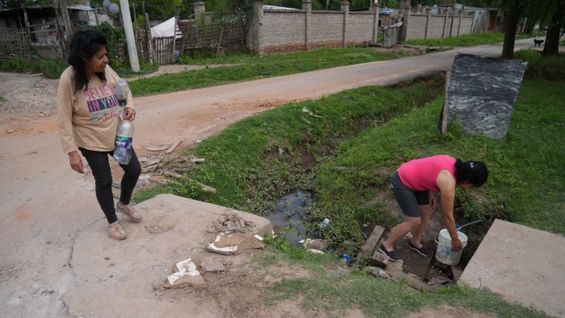 Hollywood y San Juan de la Luz, una de las canillas públicas que existen en barrios populares.