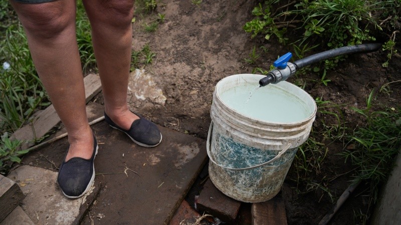 Hollywood y San Juan de la Luz, una de las canillas públicas que existen en barrios populares.