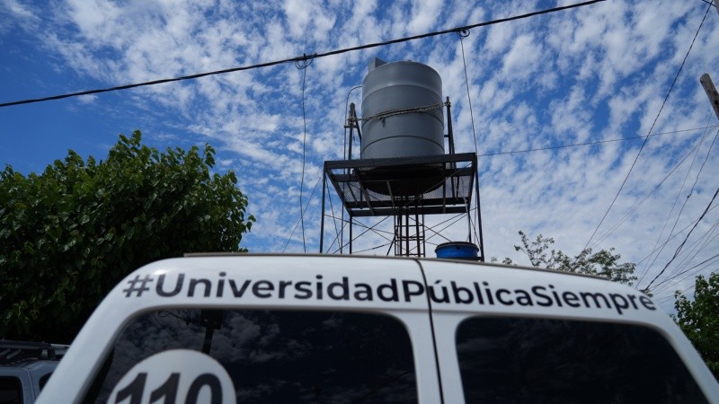 En el extremo sudoeste de la ciudad, un equipo montó una cañería para llevar 